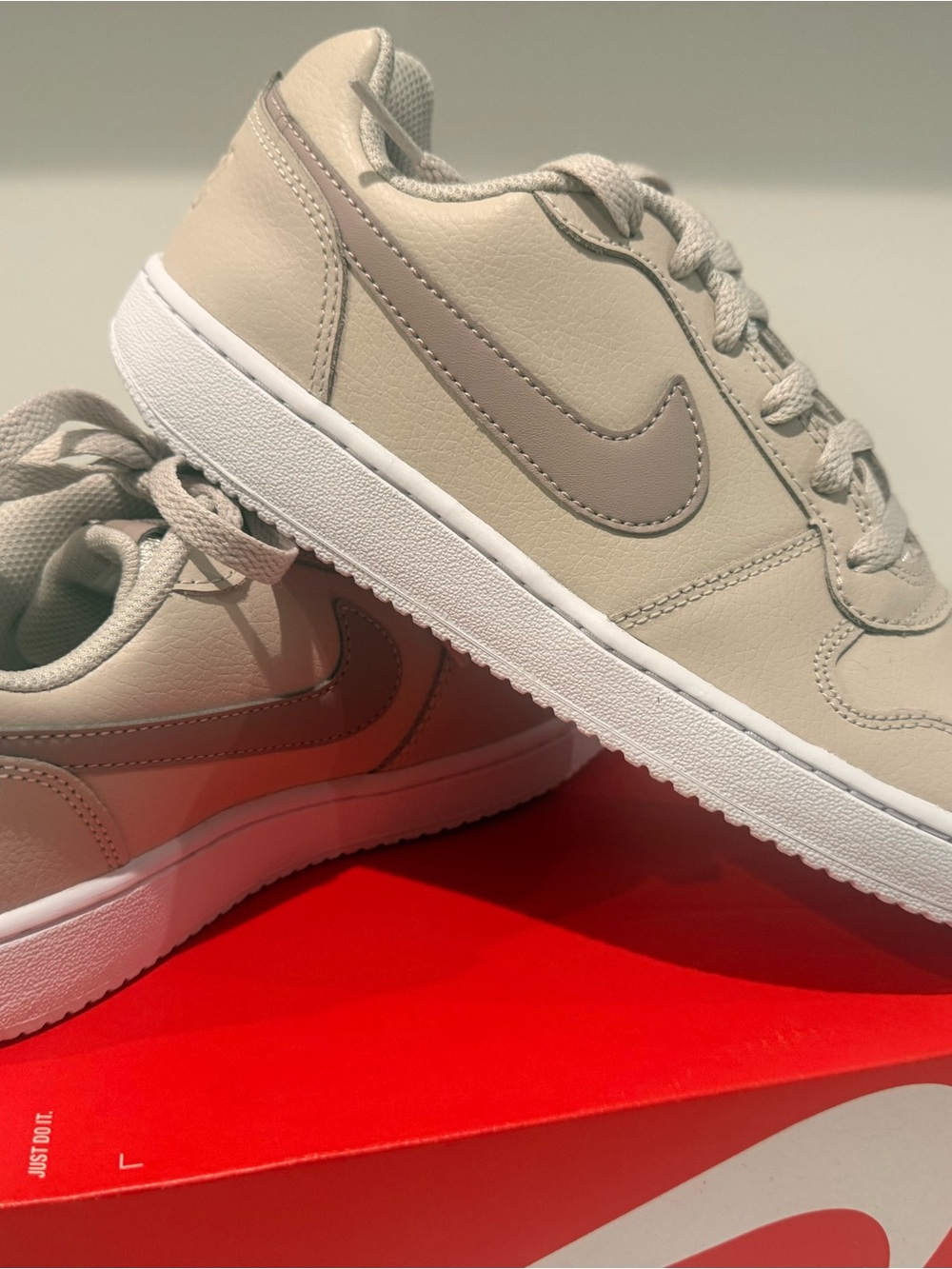Nike Ebernon Low Lace-Up Sneakers Rubber Outsole Beige/White Size 7.5W 38.5 EUR